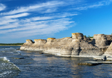 Auf der Insel Öland werden Sie die bizarren Kalksteinformationen Byrums Raukar bestaunen.