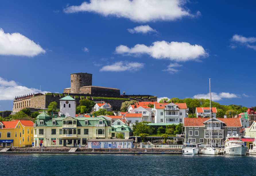 Schon aus der Ferne sehen Sie die Festung Carlsten auf Marstrand.