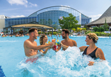Genießen Sie einen fruchtigen Cocktail an der Poolbar.