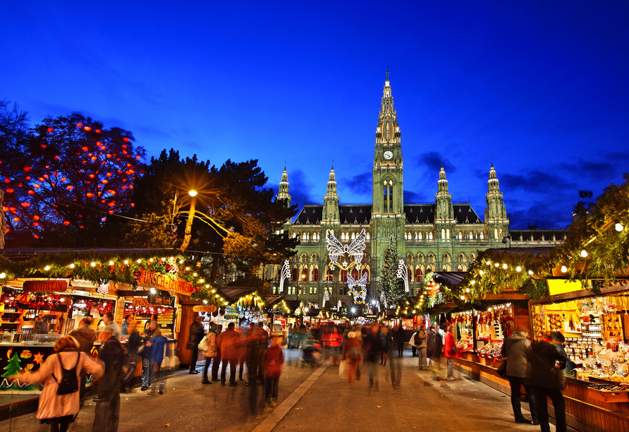 Der traditionelle Weihnachtsmarkt in Wien lockt zu einem Besuch.