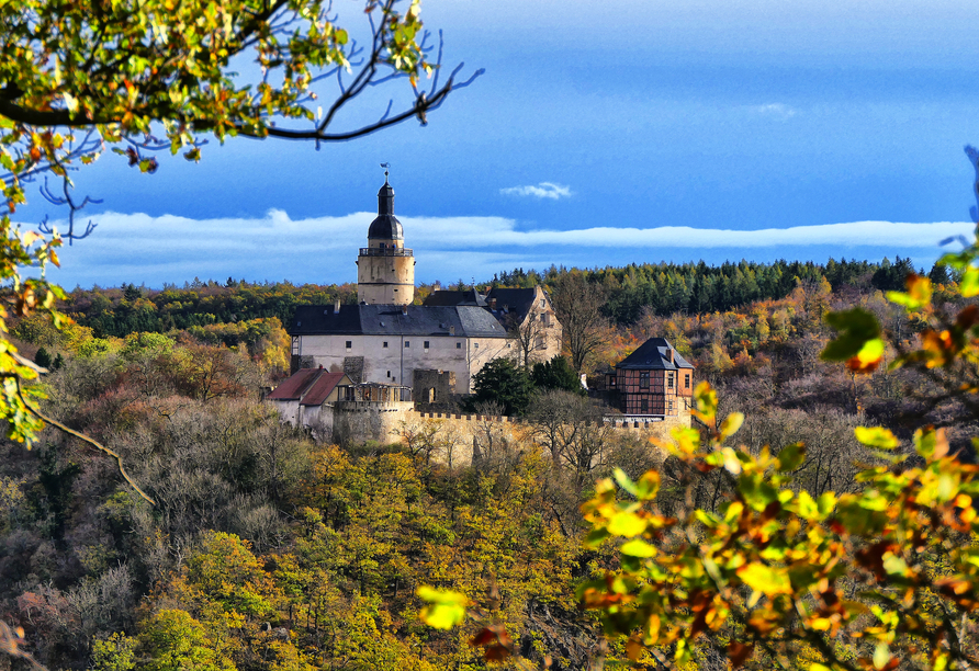 Burg Falkenstein liegt inmitten unberührter Natur.