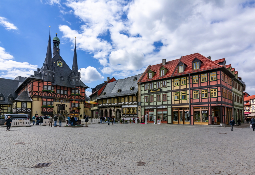 Der historische Marktplatz mit dem Rathaus von Wernigerode ist ein beliebtes Ausflugsziel. 