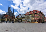 Der historische Marktplatz mit dem Rathaus von Wernigerode ist ein beliebtes Ausflugsziel. 