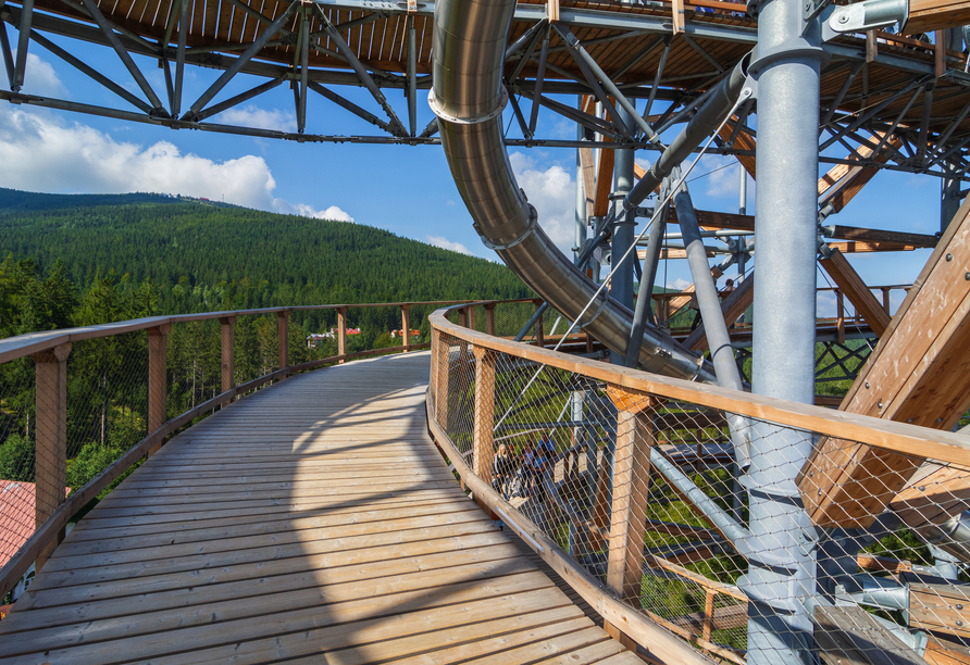 Der Aussichtturm SKY WALK, der Weg in die Wolken, bietet seinen Besuchern fantastische Ausblicke!