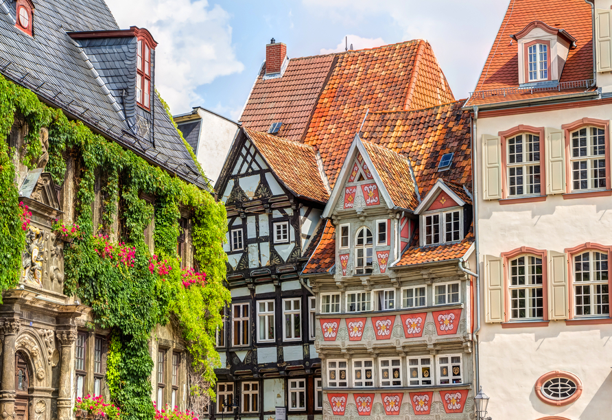 Die charmanten, traditionellen Fachwerkhäuser in Quedlingburg begeistern jeden Urlauber. Der Markt und die Gebäude der Stadtverwaltung sind besonders sehenswert.
