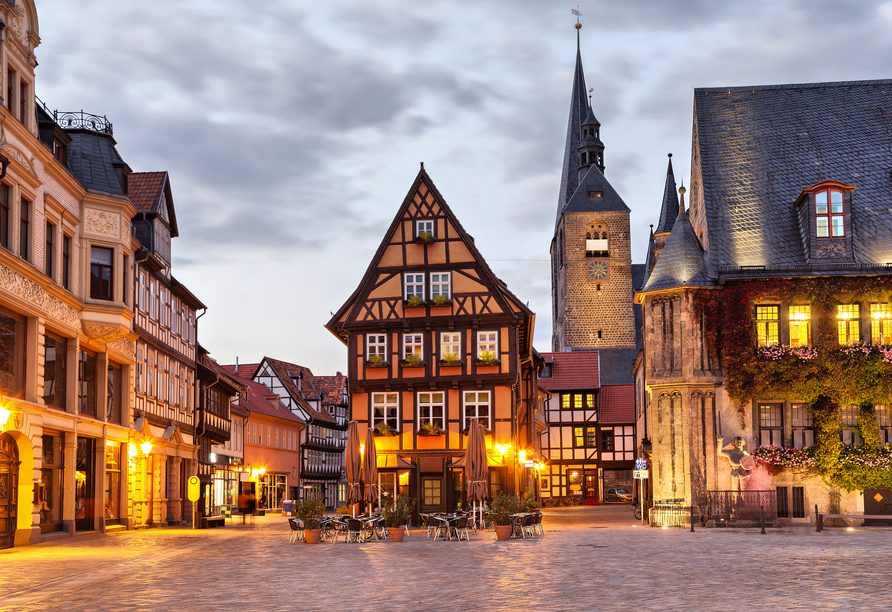 Die UNESCO-Welterbestadt Quedlinburg: verwinkelte Gassen, mittelalterlicher Marktplatz und gemütliche, sich dicht an dicht reihende Fachwerkhäuser.