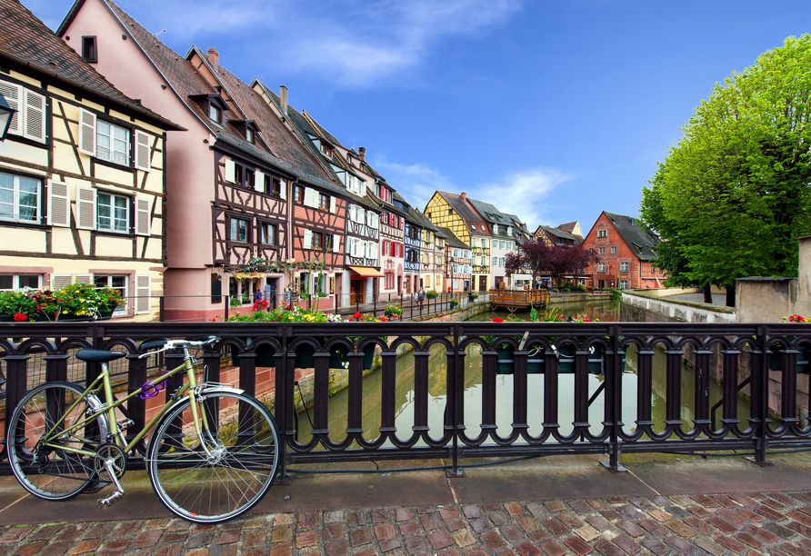 Willkommen zu Ihrer unvergesslichen Radrundreise im Elsass! In Colmar warten die wunderschönen traditionellen Häuser auf Sie.