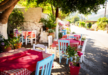 Kehren Sie in eine gemütliche Taverne ein und lassen Sie sich mit griechischen Köstlichkeiten verwöhnen.