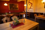 Das Restaurant verwöhnt Sie mit leckeren Speisen.