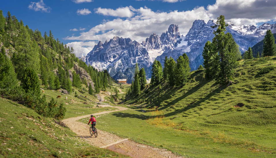 Freuen Sie sich auf spektakuläre Aussichten auf die Dolomiten.