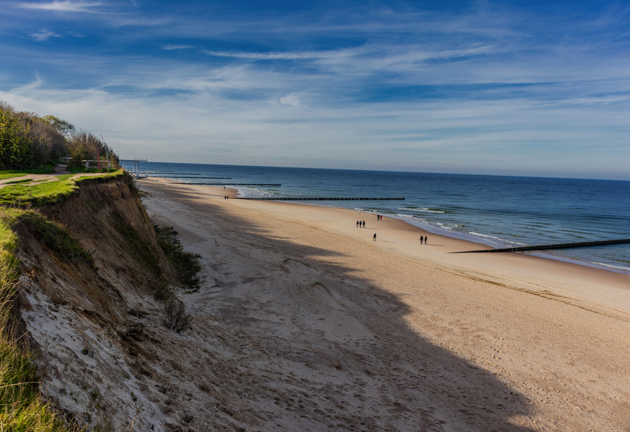 Machen Sie einen wunderschönen Strandspaziergang entlang der Polnischen Ostsee.