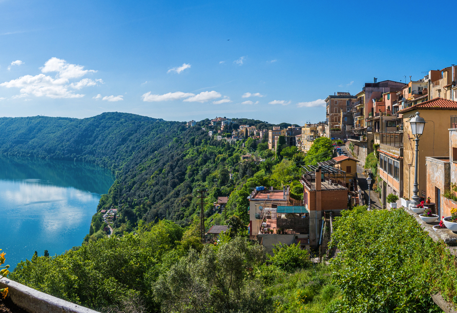 Castel Gandolfo begeistert mit italienischem Charme und traumhaften Ausblicken über den Albaner See.