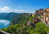 Castel Gandolfo begeistert mit italienischem Charme und traumhaften Ausblicken über den Albaner See.
