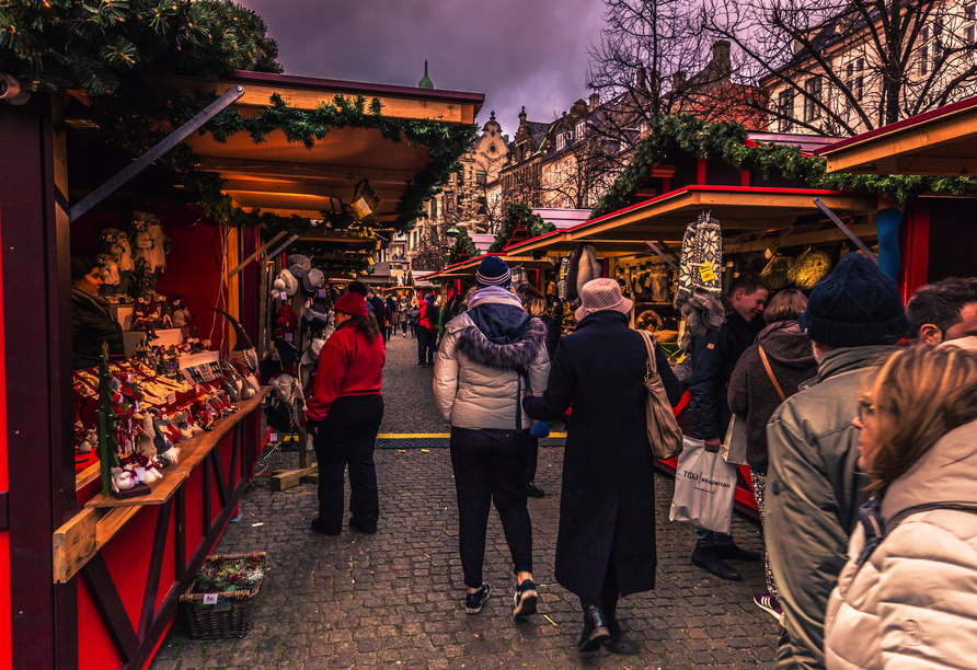 Schlendern Sie bei dieser Kreuzfahrt über zauberhafte Weihnachtsmärkte, wie in Kopenhagen.