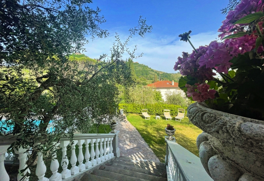 Entspannen Sie im Garten und auf der Liegewiese der Villa Maria.