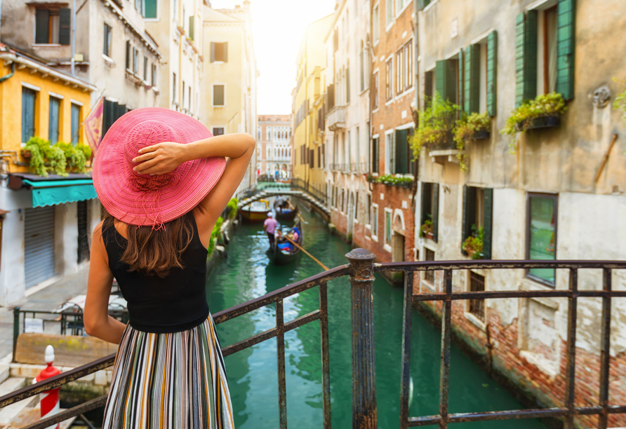 Die Lagunenstadt Venedig mit ihren Gondeln und Kanälen ist die wohl romantischste Stadt der Welt.