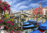 Bestaunen Sie die wunderschöne Rialtobrücke in Venedig, eines der beliebtesten Fotomotive der zauberhaften Stadt. 
