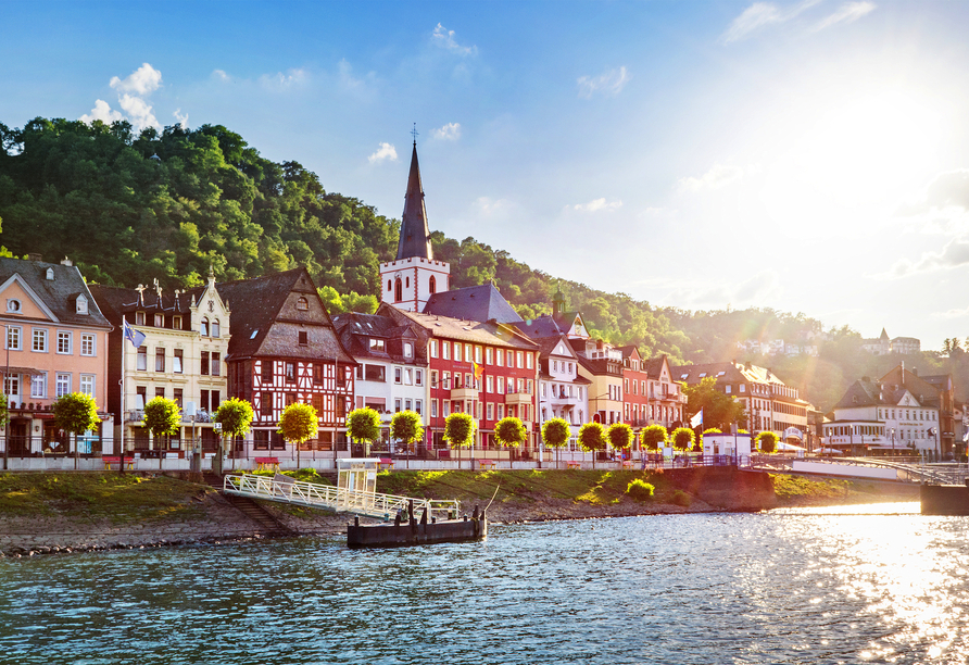 Sankt Goar am Rhein begeistert mit seiner Stiftskirche und der Burg Rheinfels.