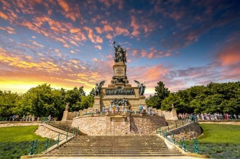Das Niederwalddenkmal thront über Rüdesheim.
