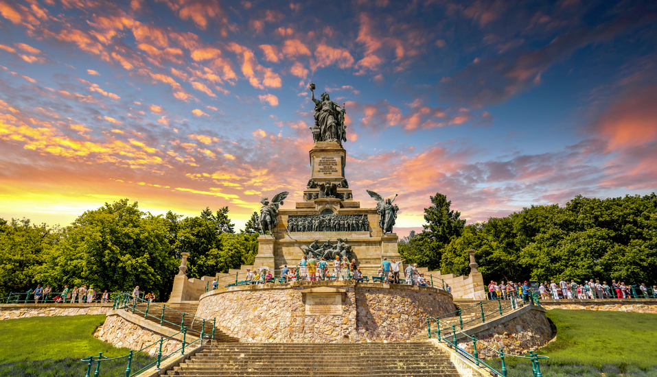 Das Niederwalddenkmal thront über Rüdesheim.
