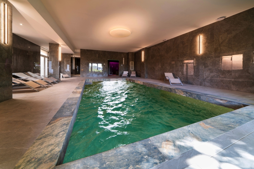 Lassen Sie im modernen Hallenbad des Hotels Munsch den Alltag hinter sich.
