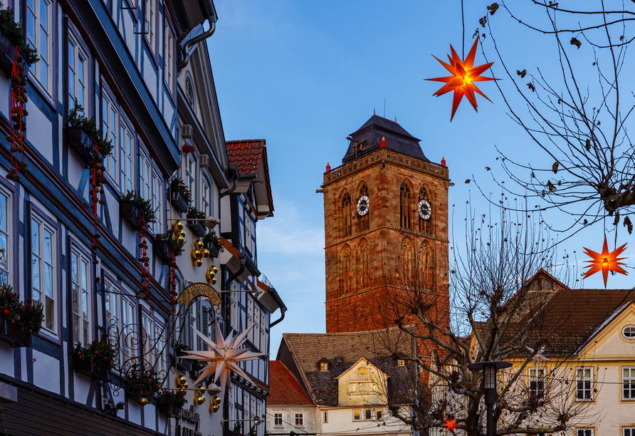 Festlich geschmückt erstrahlt Bad Hersfeld im Advent, während historische Fachwerkhäuser und der Kirchturm eine zauberhafte Kulisse voller Wärme und Tradition schaffen.