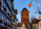 Festlich geschmückt erstrahlt Bad Hersfeld im Advent, während historische Fachwerkhäuser und der Kirchturm eine zauberhafte Kulisse voller Wärme und Tradition schaffen.