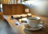 Genießen Sie Ihre Auszeit bei einem wärmenden Kaffee. 