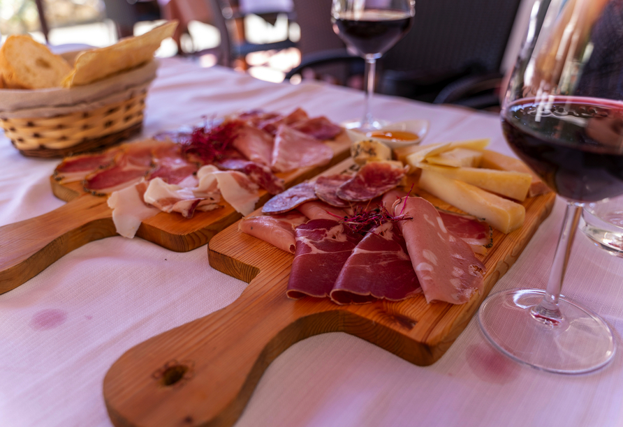 Käse, luftgetrocknete Wurst und Wein gehören zur traditionsreichen Genusskultur Sardiniens.