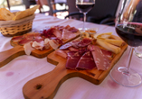 Käse, luftgetrocknete Wurst und Wein gehören zur traditionsreichen Genusskultur Sardiniens.