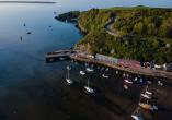 Blick auf Boote im Lower Fishguard Harbour in Pembrokeshire