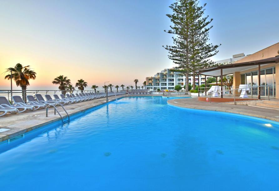 Entspannen Sie am Pool Ihres Hotels und genießen Sie die Sonne Maltas.
