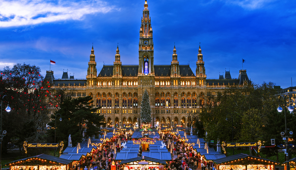 Besuchen Sie den traditionellen Weihnachtsmarkt in Wien.