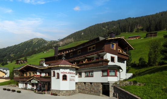 Herzlich willkommen im Hotel Höhlenstein in Juns-Tux inmitten einer traumhaften Bergwelt.