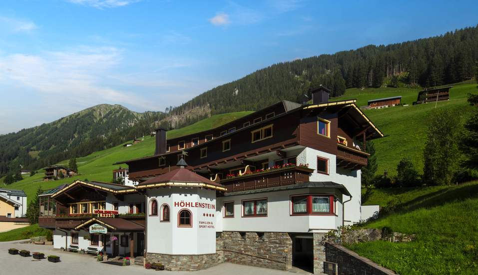 Herzlich willkommen im Hotel Höhlenstein in Juns-Tux inmitten einer traumhaften Bergwelt.