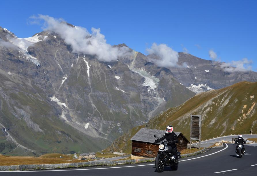 Biker sind im Hotel Landhaus Rohregger herzlich willkommen – erkunden Sie die traumhafte Bergwelt mit dem Motorrad!