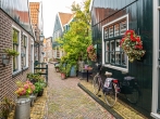 Machen Sie eine kleine Pause auf Ihrer Tour nach Volendam und erkunden Sie die kleinen Straßen und Gassen wie den Kerkepad.