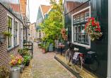 Machen Sie eine kleine Pause auf Ihrer Tour nach Volendam und erkunden Sie die kleinen Straßen und Gassen wie den Kerkepad.