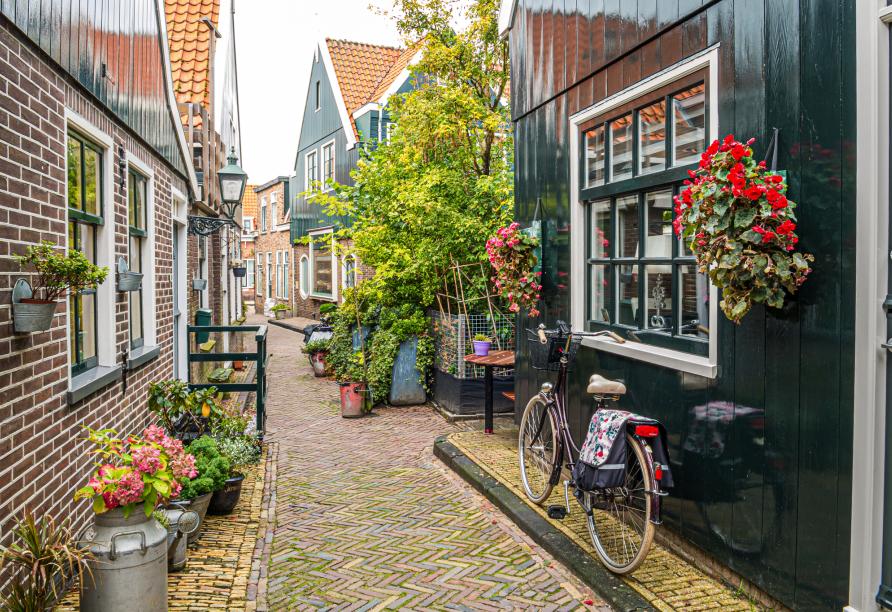 Machen Sie eine kleine Pause auf Ihrer Tour nach Volendam und erkunden Sie die kleinen Straßen und Gassen wie den Kerkepad.