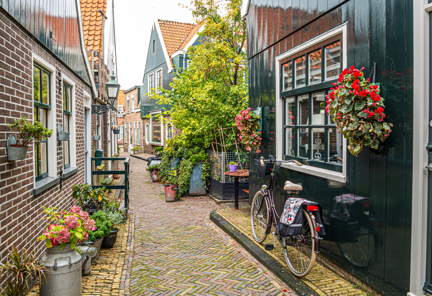 Machen Sie eine kleine Pause auf Ihrer Tour nach Volendam und erkunden Sie die kleinen Straßen und Gassen wie den Kerkepad.