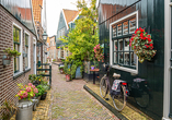 Machen Sie eine kleine Pause auf Ihrer Tour nach Volendam und erkunden Sie die kleinen Straßen und Gassen wie den Kerkepad.