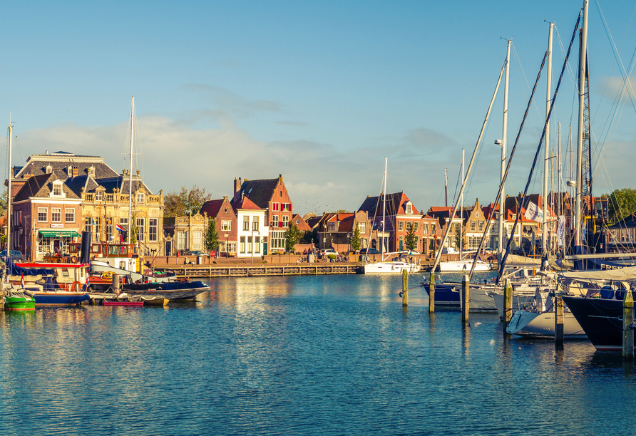 Entdecken Sie den alten Hafen und Kai in der historischen Stadt Enkhuizen.