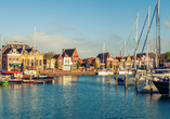 Entdecken Sie den alten Hafen und Kai in der historischen Stadt Enkhuizen.