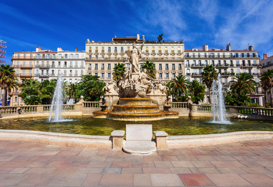 Genießen Sie das Altstadtflair und die Architektur auf dem Freiheitsplatz in Toulon.