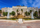 Genießen Sie das Altstadtflair und die Architektur auf dem Freiheitsplatz in Toulon.