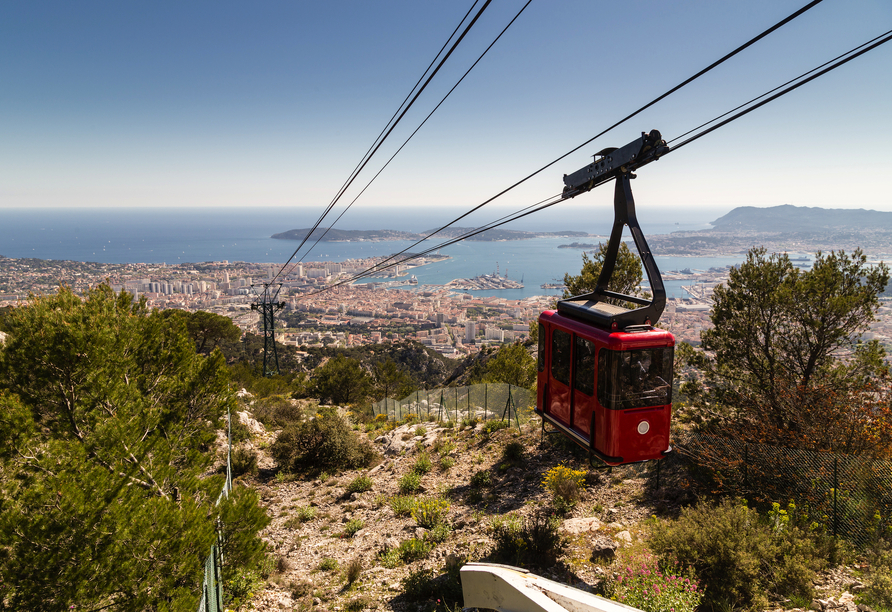 Fahren Sie mit der Seilbahn auf den Mont Faron in Toulon und genießen Sie die umwerfende Aussicht über die Umgebung.