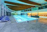 In der Wasserwelt des Hotels erwarten Sie u. a. ein Sportpool, ein Hallenbad mit Wasserattraktionen und ein Kinderbecken.