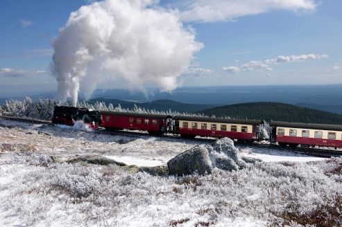 Die Brockenbahn verzaubert auch im Winter – unternehmen Sie unbedingt eine Fahrt durch die verschneiten Winterlandschaften!