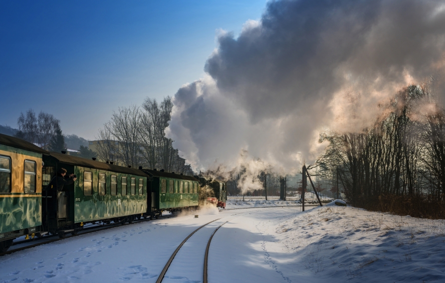 Fahren Sie mit dem Rasenden Roland durch die winterliche Landschaft.