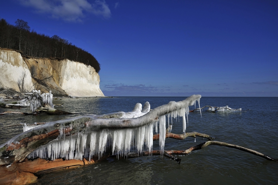 Die imposanten Kreidefelsen auf Rügen sind auch im Winter einen Besuch wert.